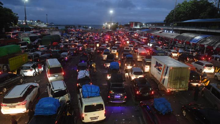 Sejumlah kendaraan mengantre untuk memasuki kapal di Pelabuhan Merak, Banten, Sabtu, 30 April 2022. (ANTARA/Akbar Nugroho Gumay)