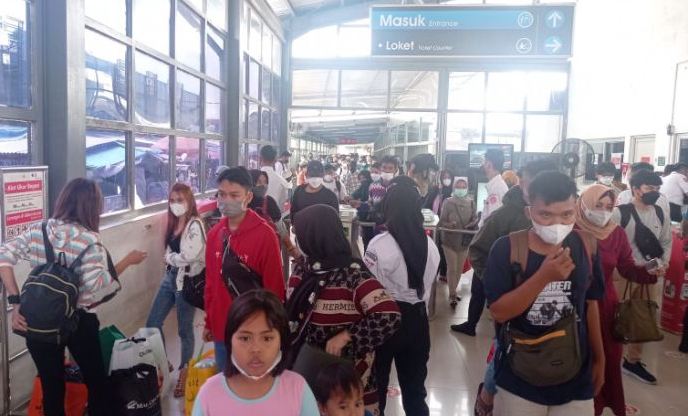 Penumpang yang mudik melalui  Stasiun Rangkasbitung pada Minggu (1/5/2022)  tampak mulai menurun dibandingkan  puncak arus mudik H-3  yang mencapai 13.000 orang.  (Foto:ANTARA) 