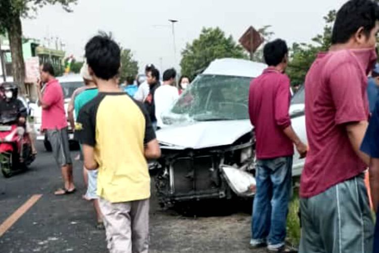Mobil Toyota Avanza ringsek tertabrak kereta di perlintasan tanpa palang pintu di Desa Pasirharjo, Kecamatan Talun, Kabupaten Blitar, Sabtu (30/4/2022)(Dok. Polres Blitar)