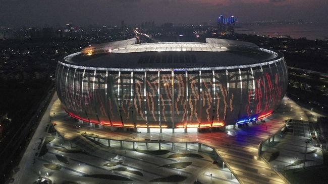 Jakarta International Stadium (JIS) tempat berlangsungnya festival tabuh beduk malam takbiran, Minggu (1/5/2022) malam. (Foto:CNN Indonesia)