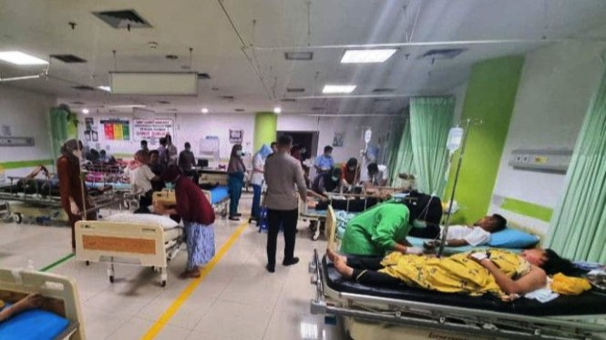 Para penumpang bus yang terluka mendapat perawatan medis. (Foto:tvonenews.com)