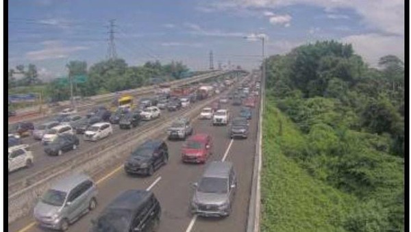 Macet di pertemuan arus dari Tol Layang MBZ dengan jalur bawah Tol Jakarta arah Cikampek. (dok. Aplikasi Travoy)  