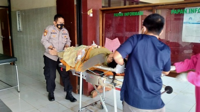 Salah seorang korban luka-luka jatuh dari motor diobati di Purbalingga. (Foto:tvonenews.com)