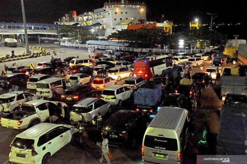 Kendaraan antre menuju Pelabuhan Merak saat arus mudik. (Foto:Ist.) 