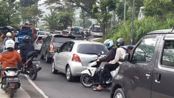 Kendaraan memadati jalur menuju obyek wisata di Garut,  Jawa Barat. (Foto:tvone)