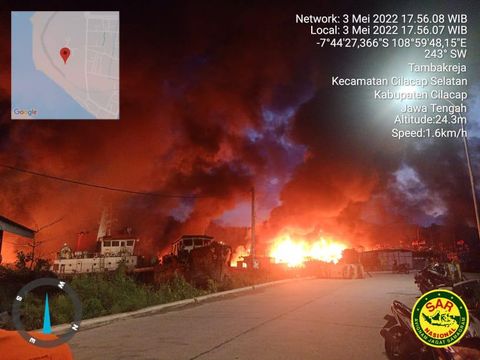 Kebakaran Kapal di Pelabuhan Wijayapura, Selasa (3/5/2022) Foto: dok. Basarnas
