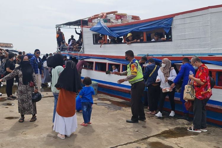 Penumpang Kapal KM Bina Karya di Dermaga Pelabuhan Kali Adem, Jakarta. (Foto:Kompas.com)