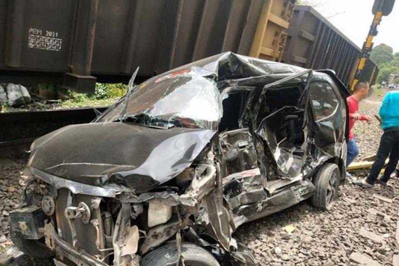 Kondisi mobil Toyota Avanza mengalami ringsek berat setelah ditabrak kereta api Babaranjang. Foto: warga for sumeks.co