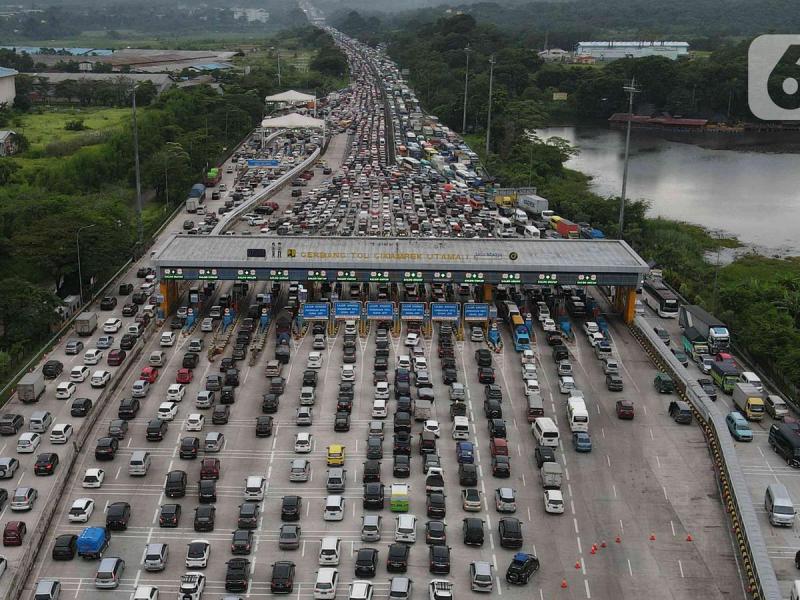 Kendaraan antre saat melintasi ruas tol Jakarta-Cikampek saat arus mudik Lebaran 2022. (Foto:Ist.)