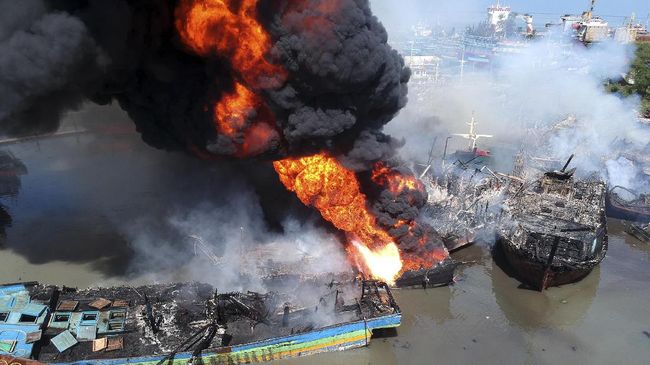 Ilustrasi sejumlah kapal nelayan terbakar. (Foto:CNN Indoensia) 