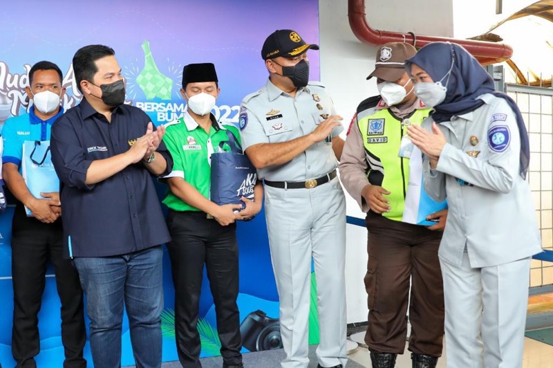 Menteri BUMN Erick Thohir bersama Direktur Utama Jasa Raharja Rivan A. Purwantono dan Dirut KAI Didiek Hartantymela, melakukan peninjauan peserta “Mudik Aman Mudik Sehat Bersama BUMN 2022” di stasiun kereta api Pasar Senen, Jakarta, Sabtu (30/4/2022) sore. Foto: istimewa.