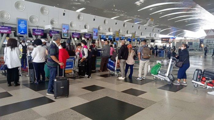 Calon penumpang pesawat Batik Air mengantre di Bandara Kualanamu Kamis, (28/4/2022). Mendekati hari raya idul fitri pergerakan penumpang dan pesawat di bandara mulai mengalami kenaikan.