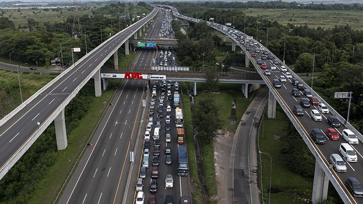 Sejumlah kendaraan memadati ruas jalan tol Jakarta-Cikampek kilometer 47 dan Jalan Layang Mohammed Bin Zayed (MBZ) di Karawang, Jawa Barat, Jumat 29 April 2022. Polri menggeser pintu masuk arus lalu lintas satu arah (one way) dari KM 47 Tol Jakarta-Cikampek ke Gerbang Tol Cikampek Utama (Cikatama) menuju arah timur yang semula dari mulai ruas Tol Jakarta-Cikampek kilometer 47 kini digeser ke Gerbang Tol (GT) Cikampek Utama menuju Tol Kalikangkung kilometer 414 pada H-3 Lebaran 2022. ANTARA FOTO/M Risyal Hidayat