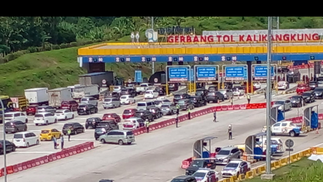 Kendaraan memadati gerbang tol Kalikangkung, Jawa Tengah. (Ist.)