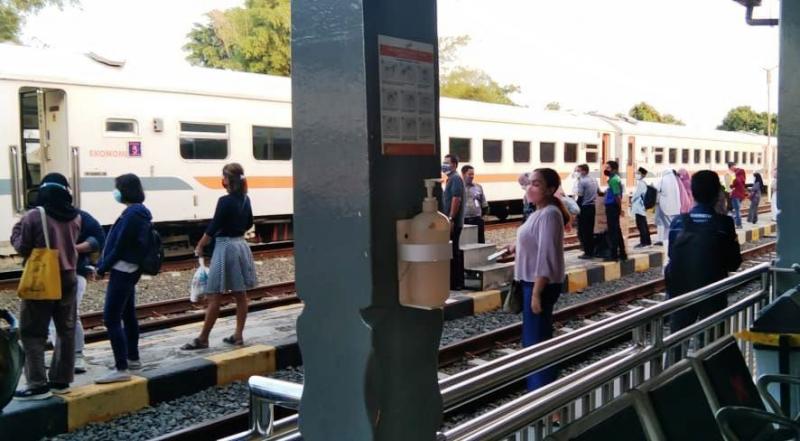 Penumpang kereta api di Stasiun Merak. (Ist.)