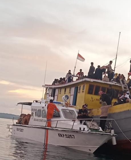Evakuasi Rim QRT Sapeken pada kapal kandas