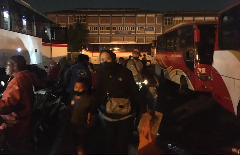 Penumpang bus Primajasa rute Harjamukti-Ciledug-Bekasi tiba di Terminal Kota Bekasi, Jumat (6/5/2022) malam. Foto: BeritaTrans.com.