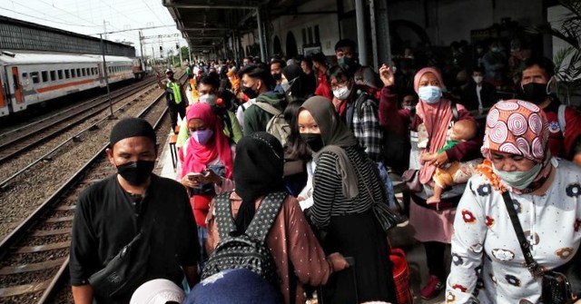 Kepadatan penumpang kereta api di Pasar Senen Jakarta. (Ist.)