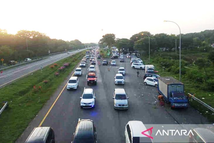 Kendaraan parkir di bahu jalan di Tol Palimanan-Kanci Cirebon, Jawa Barat, Jumat (6/5/2022). (Foto:Antara) 