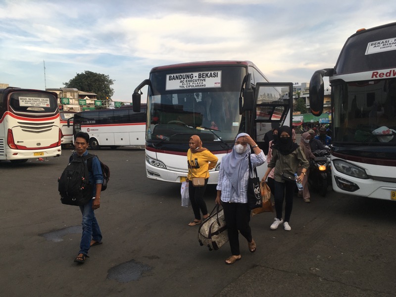 Penumpang bus Primajasa rute Bandung, Jawa Barat tiba di Terminal Kota Bekasi, Jumat (6//5/2022) sore. Foto: BeritaTrans.com.