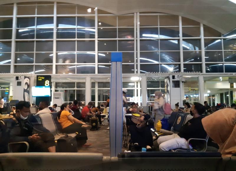 Suasana di ruang tunggu di depan pintu masuk naik pesawat di Bandara Kualanamu, Jumat (6/5/2022).