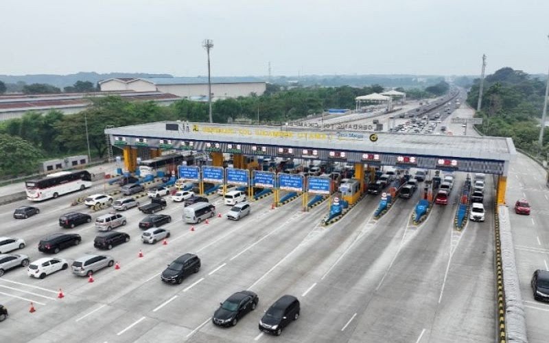 Ilustrasi kendaraan memadati pintu tol yang dikelola PT Jasa Marga Tbk. saat arus balik Lebaran 2022