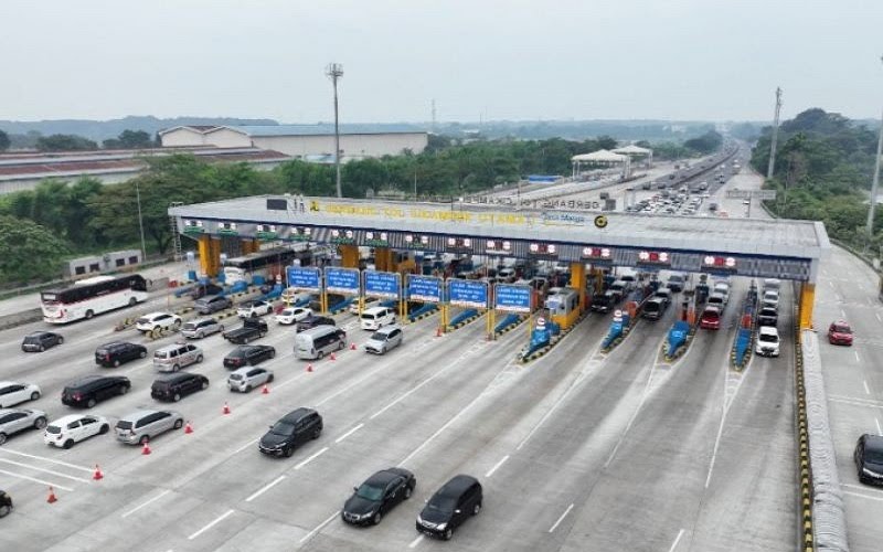 Ilustrasi kendaraan memadati pintu tol yang dikelola PT Jasa Marga Tbk. saat arus balik Lebaran 2022