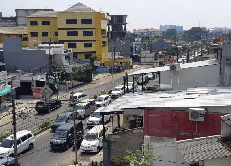 Kendaraan dari arah Jakarta berjalan melambat di Jalan Madmuin Hasibuan, Bekasi, Sabtu (7/5/2022).