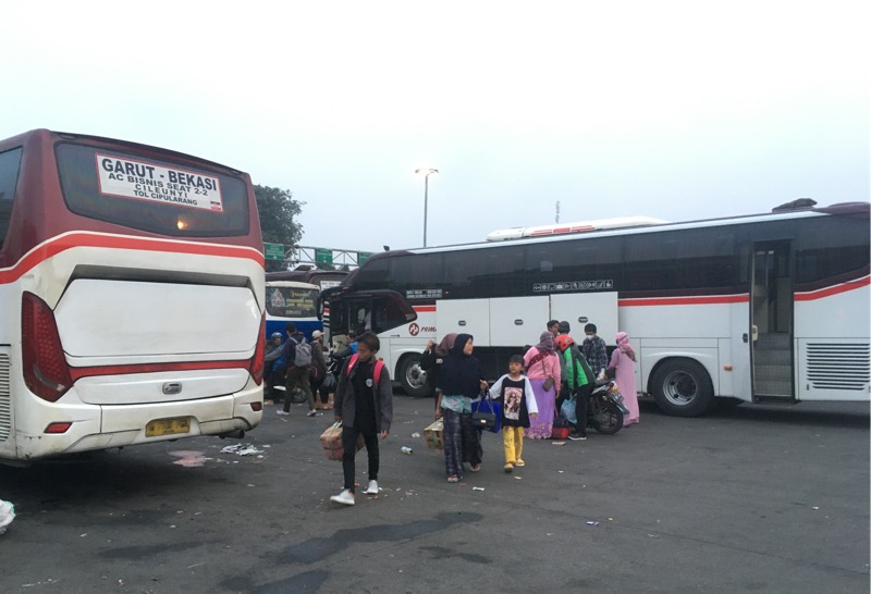 Penumpang bus Primajasa rute Bekasi-Cirebon-Ciledug (Sindang Laut) tiba di Terminal Kota Bekasi, Sabtu (7/5/2022) sore. Foto: BeritaTrans.com.