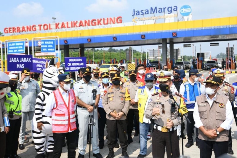Arus balik Lebaran 2022 mulai dibuka dengan rekayasa lalu lintas satu arah atau one way dari Gerbang Tol Kalikangkung, Semarang ke arah barat, Jumat (6/5/2022) pukul 14.00 WIB. Foto: istimewa.
