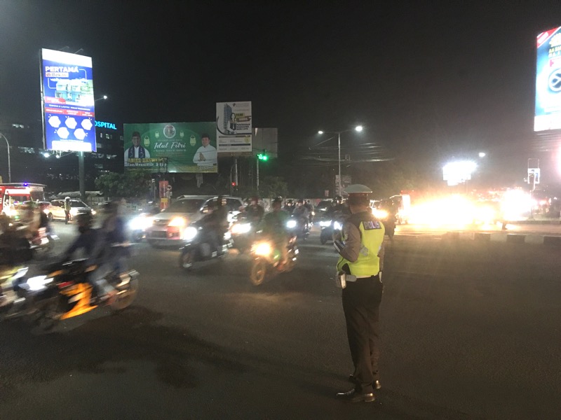Ruas Jalan Arteri menuju Gerbang Tol Bekasi Timur ramai lancar kendaraan, Sabtu (7/5/2022) malam. Foto: BeritaTrans.com.