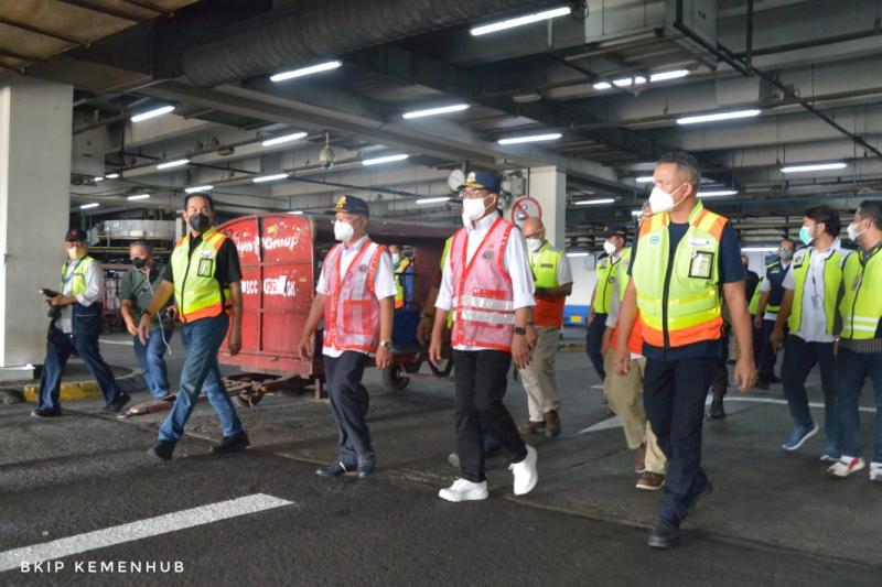 Menhub ddampingi Dirjen Udara, Dirut AP II, dan Dirut Airnav Indonesia di Bandara Soetta