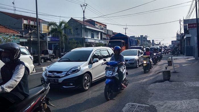 Lalu-lintas kendaraan di wilayah Cirebon tampak ramai dan lancar. (Foto:Antara) 
