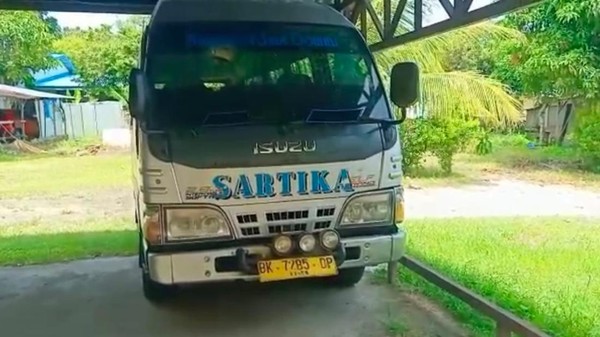 Kondisi bus Sartika yang terkena lemparan baru OTK di Jalinsum Batubara (Foto: Istimewa)