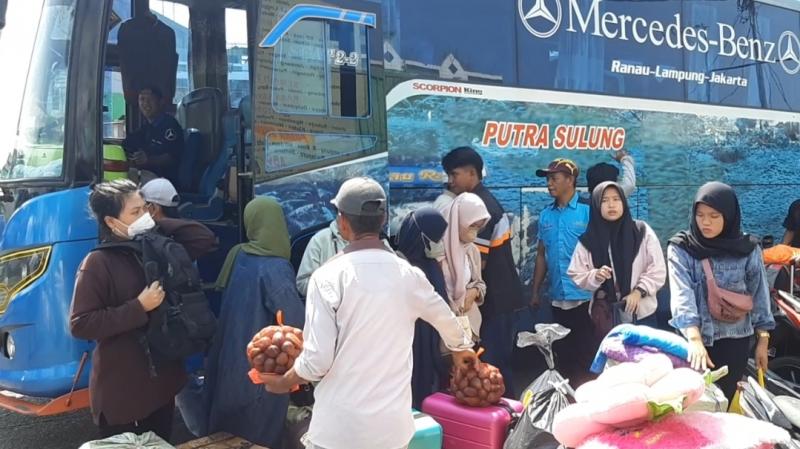 Penumpang bus baru tiba di Terminal Bekasi, Jawa Barat, Ahad (8/5/2022).
