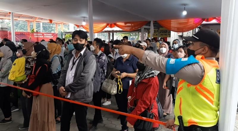 Penumpang KRL mengantre untuk masuk melakukan tap tiket di Stasiun Bekasi, Senin (9/8/2022) pagi.