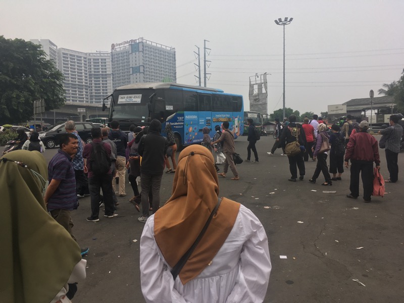 Gerbang Tol Bekasi Timur mulai ramai penumpang berlarian kejar bus Kota, Senin (9/5/2022) pagi. Foto: BeritaTrans.com.