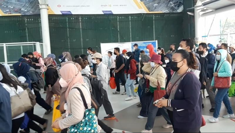 Penumpang KRL mengantre akan melakukan tap tiket di Stasiun Bekasi, Senin (9/5/2022) pagi.