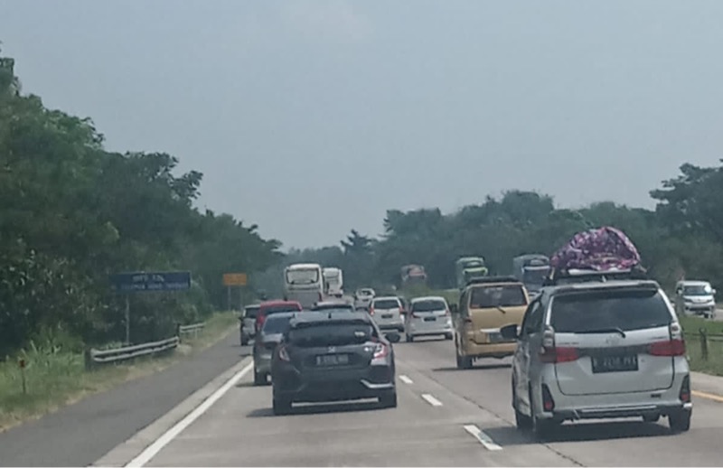 Kendaraan ramai lancar melintas di Tol Cipali KM 179, Senin (9/5/2022) siang. Foto: BeritaTrans.com.