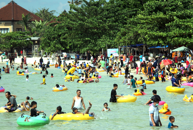 Wisatawan memanfatakan libur Lebaran2022  mengunjungi Pantai Jepara. (Foto:Ist.)