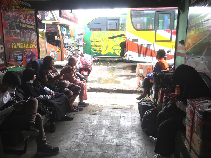 Penumpang bus PO Putra Belitang rute Belitang, Sumatera Selatan di Terminal Bekasi, Senin (9/5/2022). Foto: BeritaTrans.com.