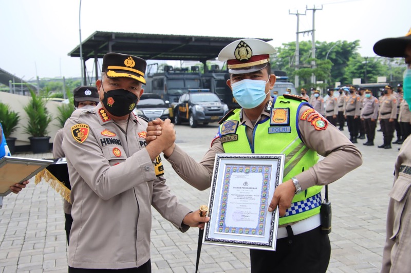 Kapolrestro Bekasi Kota memberikan hadiah Umroh kepada Anggota Polri dan masyarakat yang rajin ibadah di Mesjid Nurul Hag Polres Metro Bekasi Kota lama. Foto: ist.