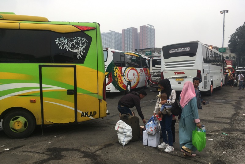 Penumpang bus Krui Putra rute Jakarta-Bandar Lampung-Bengkulu tiba di Terminal Kota Bekasi, Senin (9/5/2022) pagi. Foto: BeritaTrans.com.