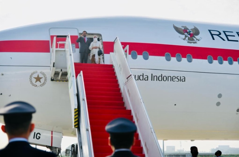 Presiden didamping Ibu Negara sesaat sebelum tinggal landas