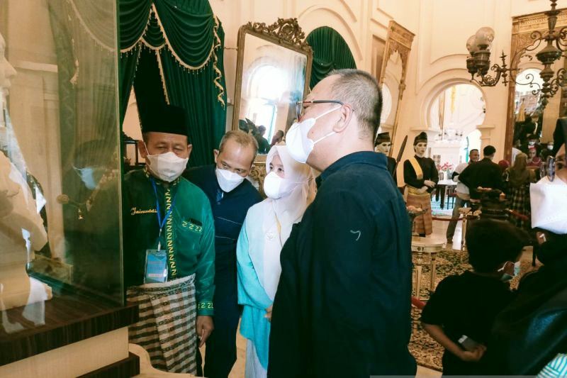 Wisatawan  mengunjungi  Istana  Siak pada libur Lebaran 2022. (Foto:Antara)