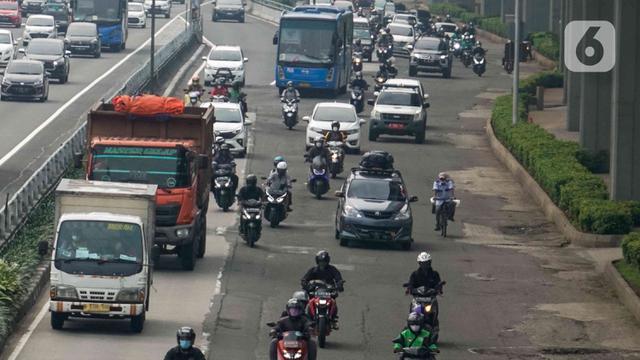 Kendaraan melintas di ruas Jalan Jenderal Sudirman, Jakarta.