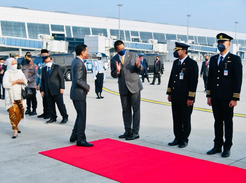 Ditut Garufa Imdpnesia saat menyambut Presiden Joko Widodo di Bandara Soetta