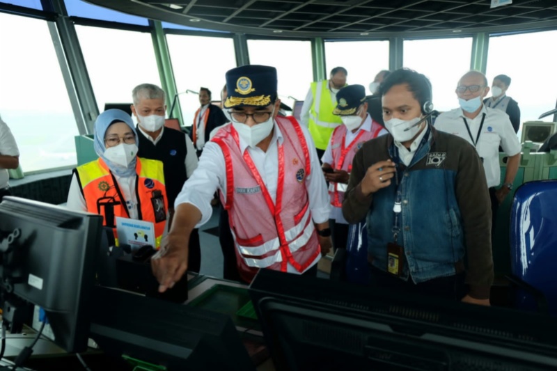 Dirut Airnav Indonesia meneruma kunjungan Menhub di salah satu gedung navigasi