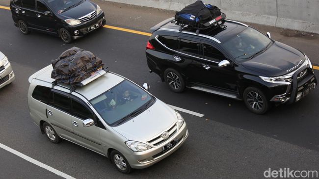  Arus lalu lintas di ruas jalan Tol Jakarta-Cikampek (Japek) dipadati kendaraan yang hendak menuju ke Jakarta.