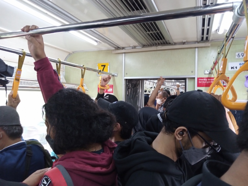 Suasana di KRL Bogor-Angke